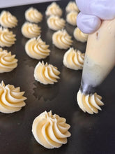 Load image into Gallery viewer, Classic Butter Cookies 经典牛油饼